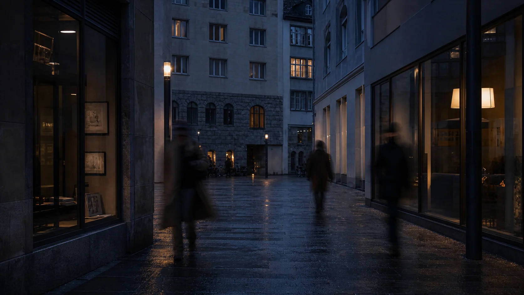Anonyme Passanten im Kölner Stadtraum während der blauen Stunde